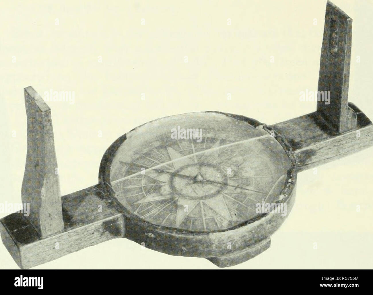 Boletín - Museo Nacional de los Estados Unidos. La ciencia. Figura 44.- brújula topografía de madera fabricado vendido por Greenough. Hecha de Hickory, es de 11 pulg. de largo y