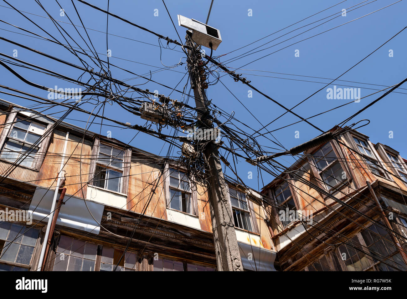 una-aparentemente-enmaranados-y-desorganizada-coleccion-de-cables-en-una-calle-de-valparaiso-chile-rg7w5k.jpg