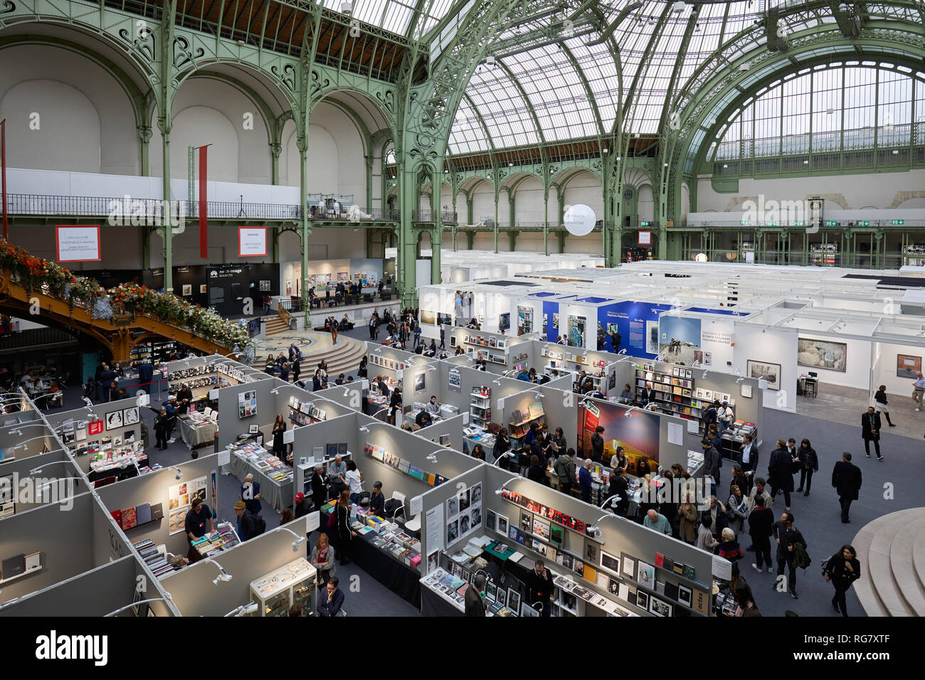 París - 7 de noviembre de 2018, París Foto: feria de arte con la gente, los visitantes y coleccionistas de arte en el Grand Palais de París, Francia. Foto de stock