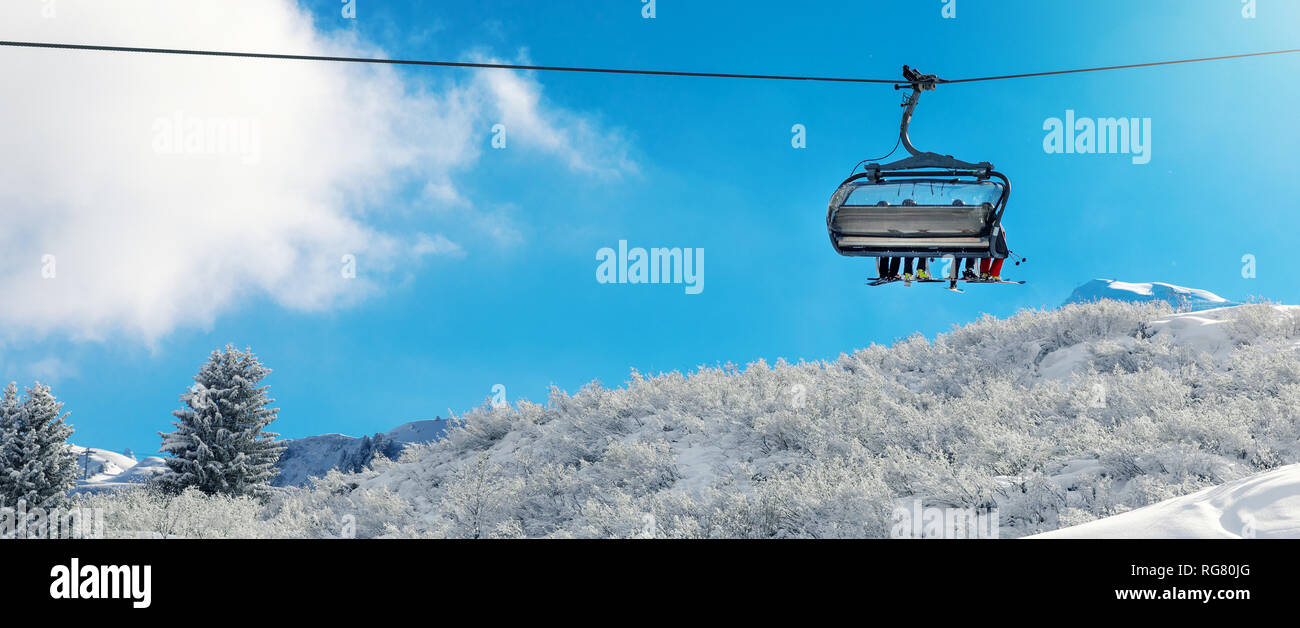Vacaciones de invierno - telesilla encima nevados paisajes de montaña en la estación de esquí Foto de stock