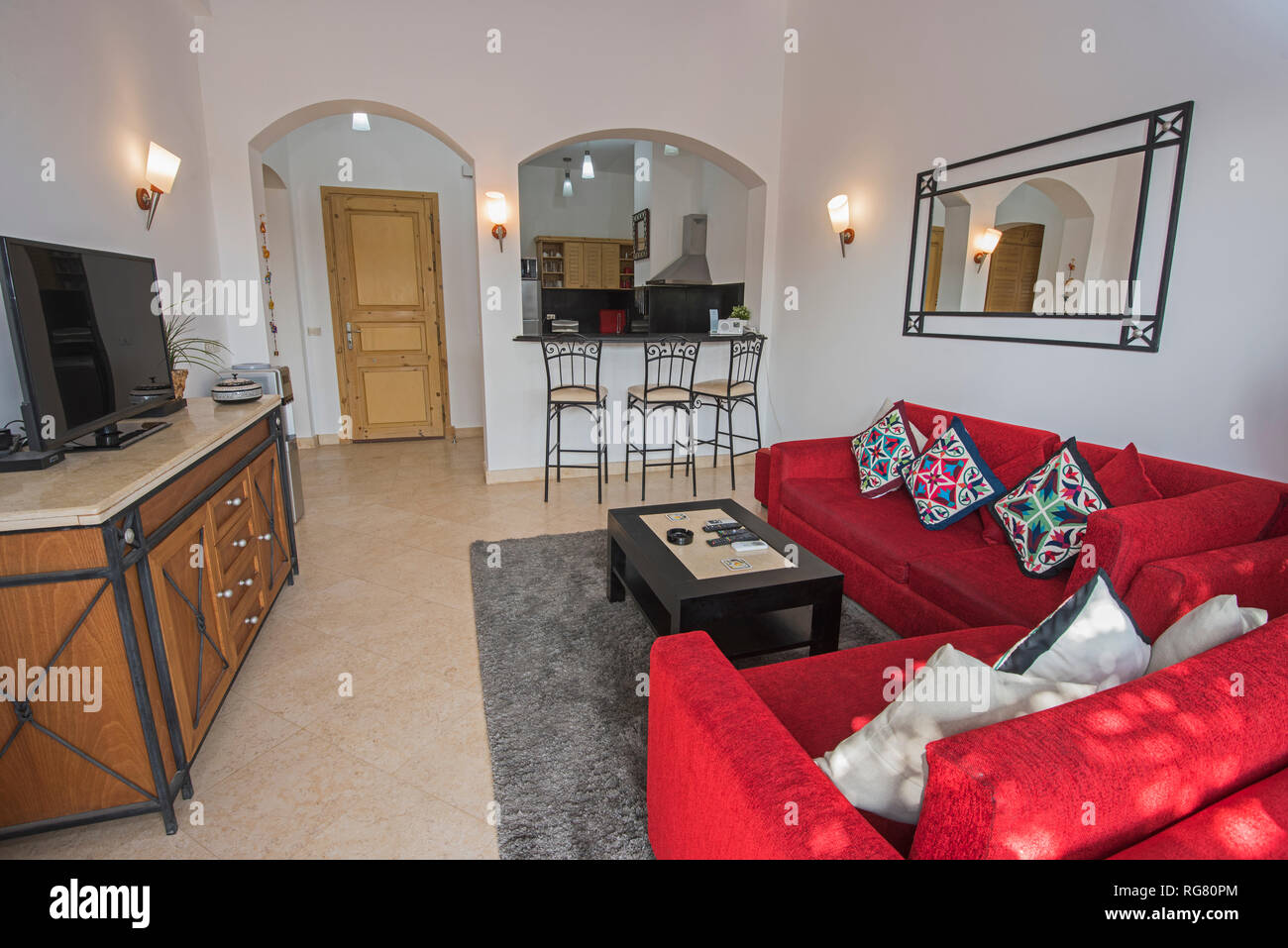 El salón en el apartamento de lujo mostrar casa mostrando mobiliario y  decoración de diseño interior sofá esquina Fotografía de stock - Alamy
