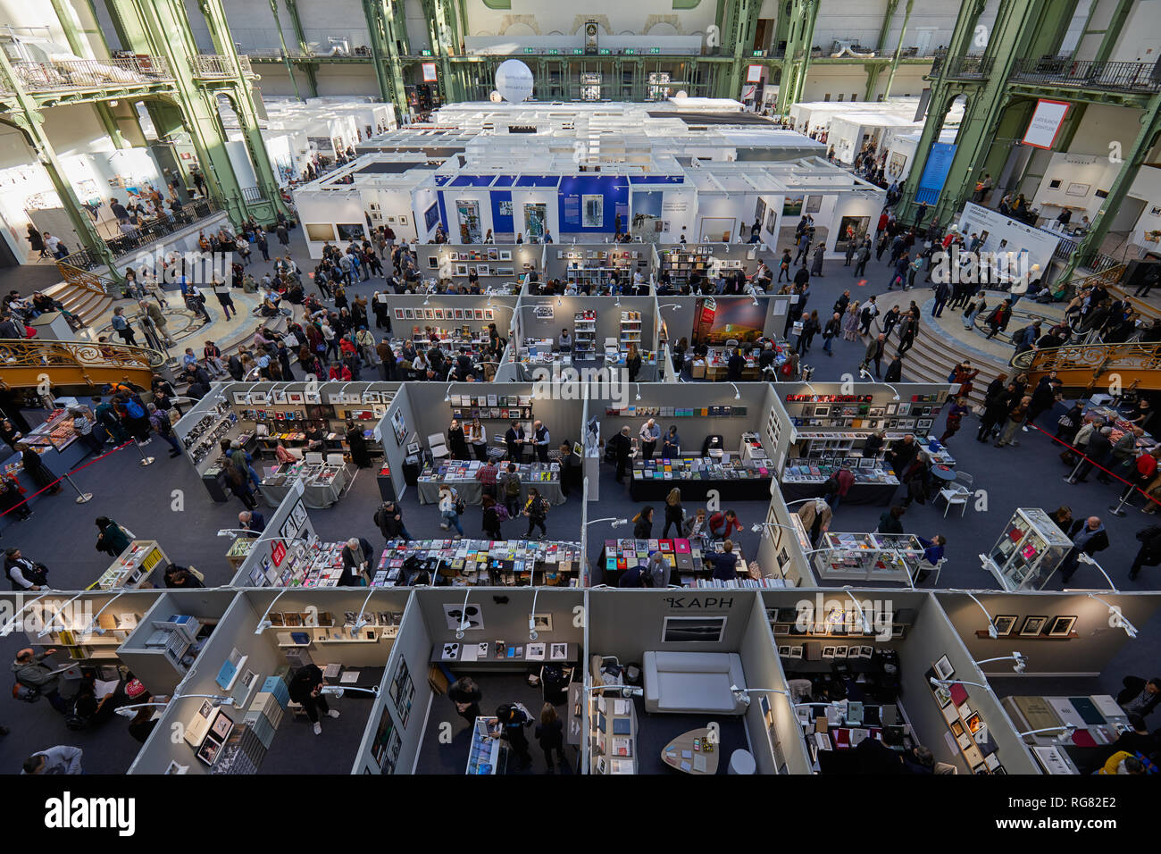 París - 8 de noviembre de 2018, París Foto: feria de arte con la gente, los visitantes y coleccionistas de arte en el Grand Palais de París, Francia. Foto de stock