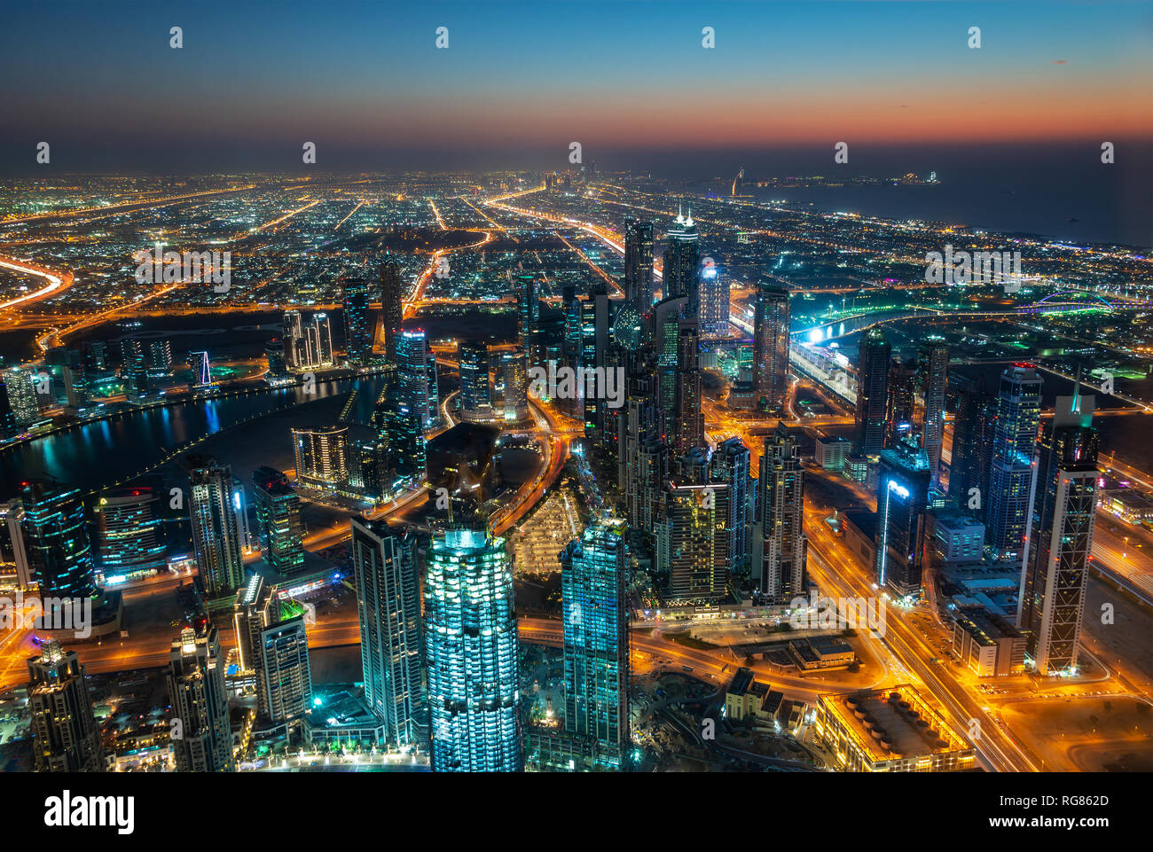 Vista aérea de la noche de Dubai, Emiratos Árabes Unidos Foto de stock