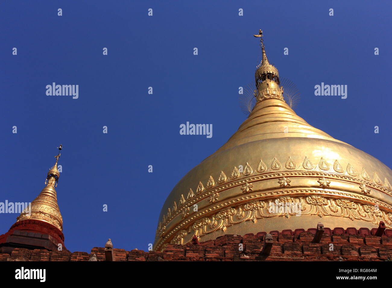 Templo con una cúpula dorada en un día caluroso y soleado en Bagan, Myanmar Foto de stock