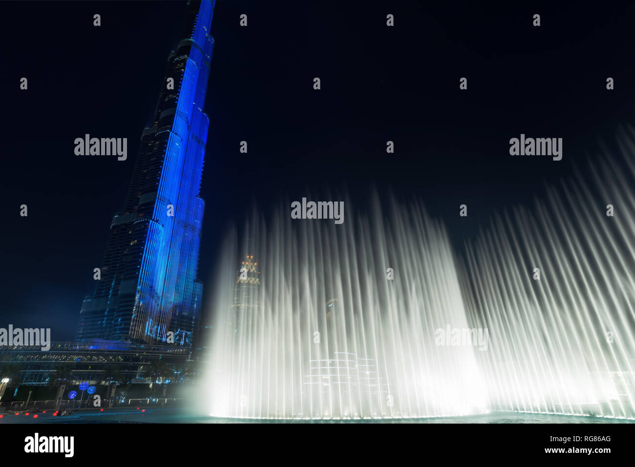 Torre Burj Khalifa y a la fuente en la noche Show en Dubai, Emiratos Árabes Unidos Foto de stock