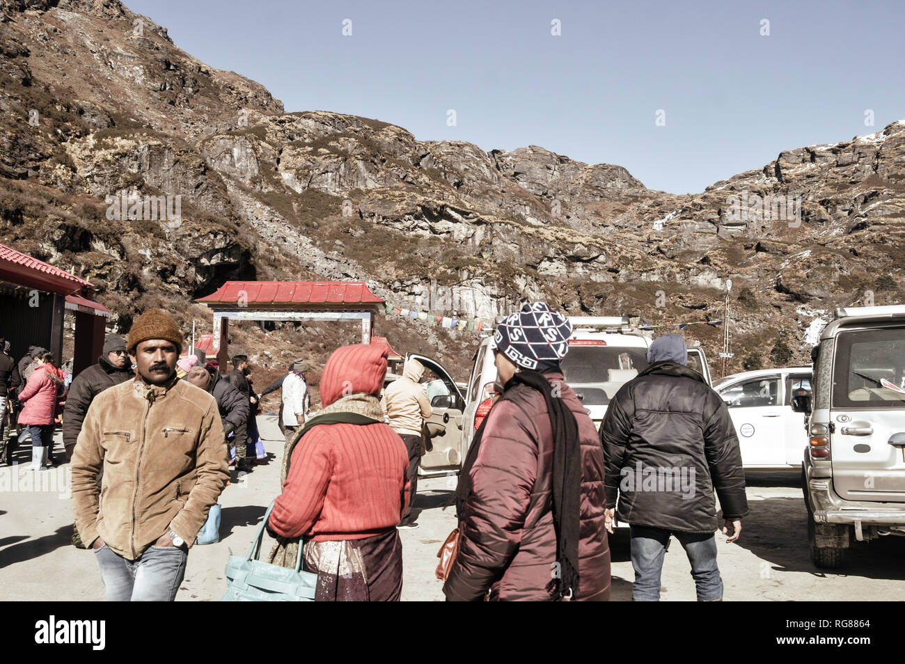 Baba Harbhajan Singh Mandir, Gangtok, India 2 ene, 2019: Turista gente disfrutando de las vacaciones fuera del recinto del templo cuando regresó de paso Nathula Foto de stock