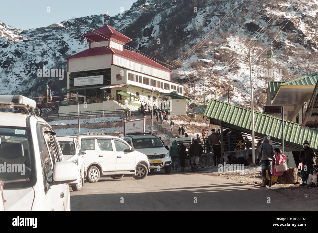 El lago Tsomgo, Gangtok, India 2 ene, 2019: Vista de la cuerda forma del edificio. Un corto ropeway ha comenzado en el lago Tsomgo. Lleva a la cima de una colina. La cuerda está en vías Foto de stock
