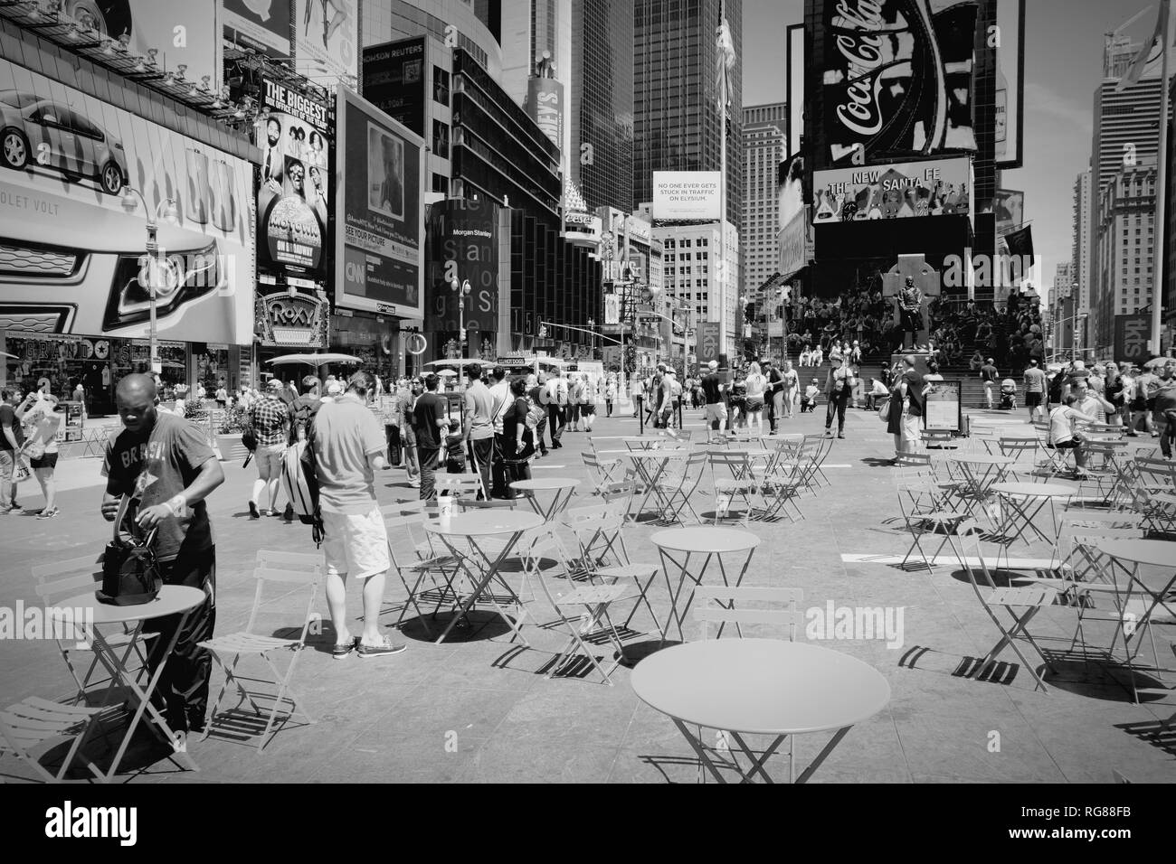 Nueva York, Estados Unidos - Julio 7, 2013: la gente visitar Times Square, en Nueva York. Times Square es uno de los más conocidos en el mundo. Más de 300.000 Foto de stock