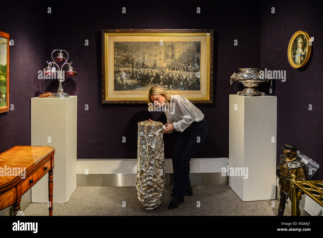 Londres, Reino Unido. El 28 de enero de 2019. Un vaso de plata escultórica monumental, parte de la biblioteca del caballero venta anual en Bonhams Montpelier Street, Knightsbridge se celebró el 30 de enero de 2019. Crédito: Claire Doherty/Alamy Live News Foto de stock