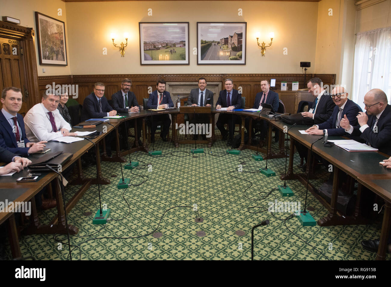 Sombra secretario Brexit Sir Keir Starmer (quinto a la derecha) se reúne representantes de Irlanda del Norte, la agricultura empresarial, sindical, comunitario y del voluntariado en la Cámara de los Comunes que presione para tratar Brexit. Foto de stock