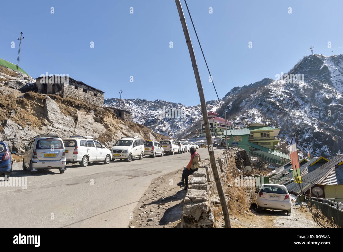 Paso Nathula, Gangtok, Sikkim, 1 ene 2019: coche aparcado en línea turística cerca de la carretera de Nathu La chino paso de montaña en el Himalaya en el este de Sikkim. Se co Foto de stock