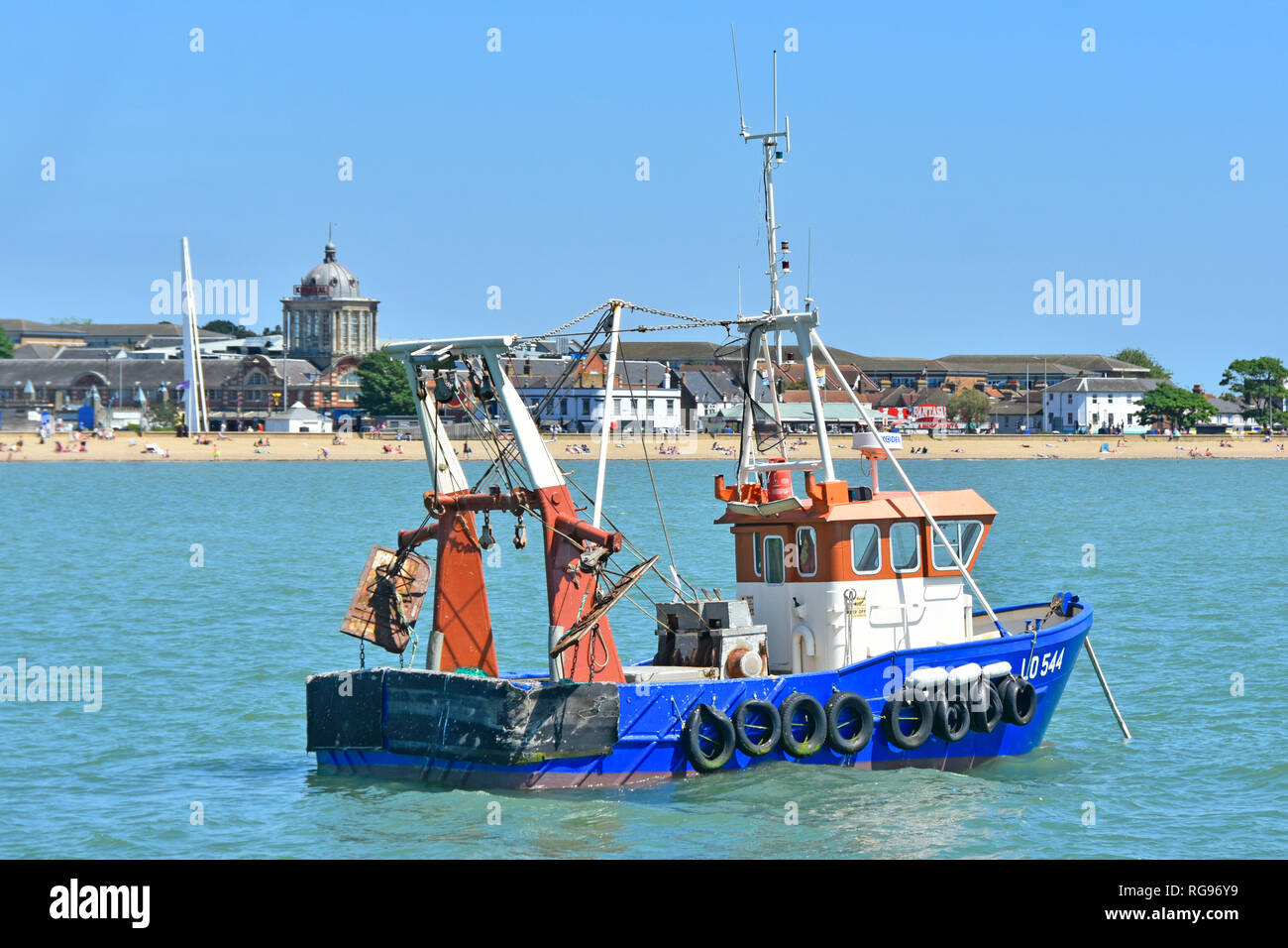 Río Támesis arrastreros de pesca comercial LO544 amarrado cerca de Southend en mar Kursaal amusement park & mar playa familiar Essex, Inglaterra Foto de stock