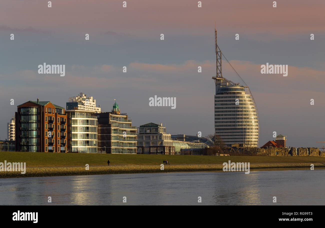 La ciudad portuaria del norte de Alemania de Bremerhave, con el Atlántico Sail Hotel. Foto de stock