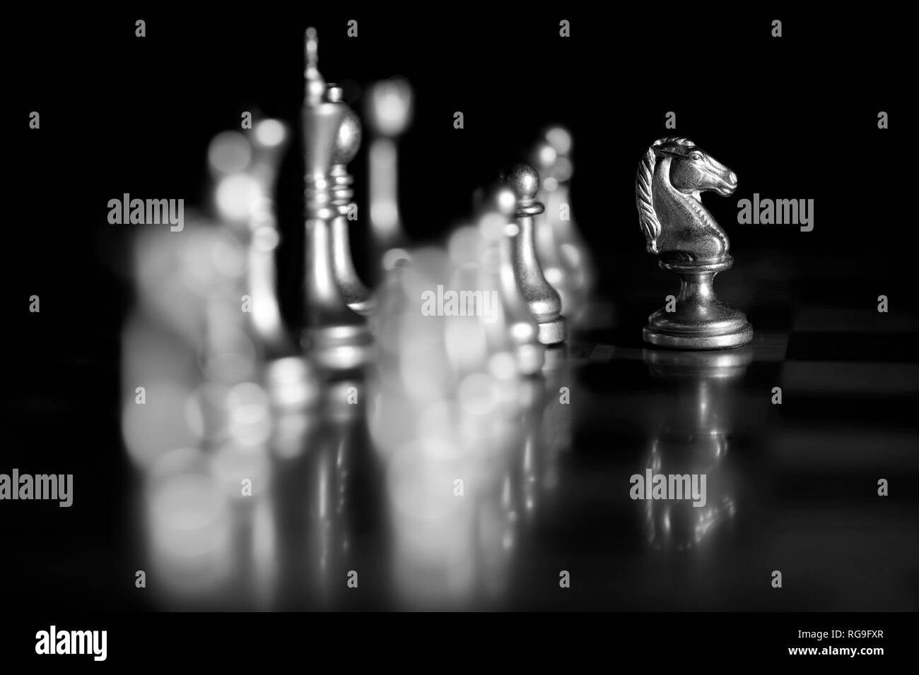 Piezas sobre un tablero de ajedrez para jugar y estrategia Knight Kingdom gaming Foto de stock