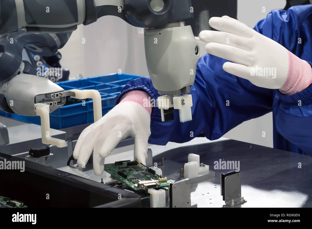 La industria tecnología robótica colaborativa 5.0 , la nueva relación entre  el hombre y el robot Máquina de mano , la personalización masiva, la  productividad o la personalización Fotografía de stock - Alamy
