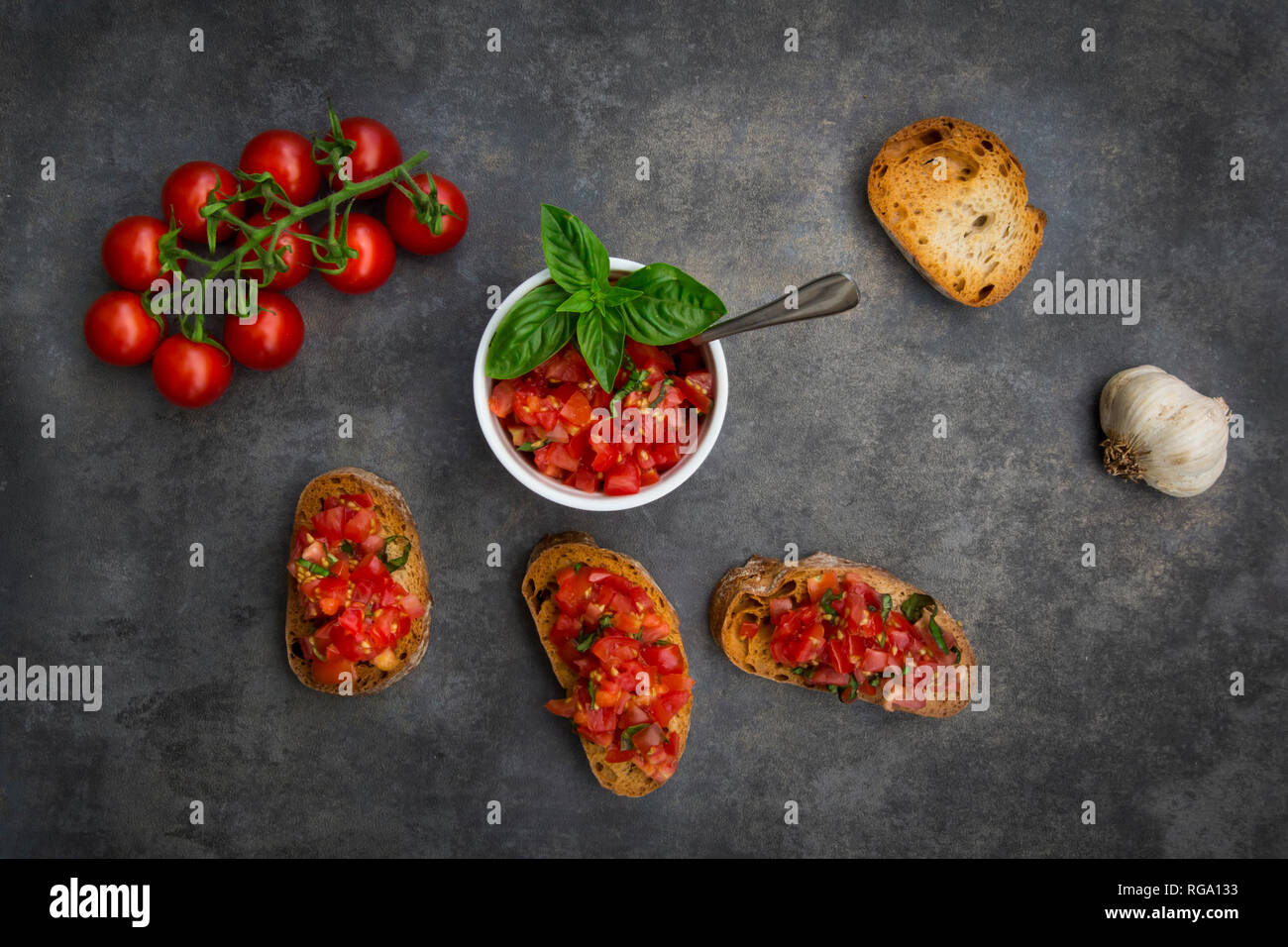 Bruschetta con tomate, albahaca, ajo y pan blanco Foto de stock