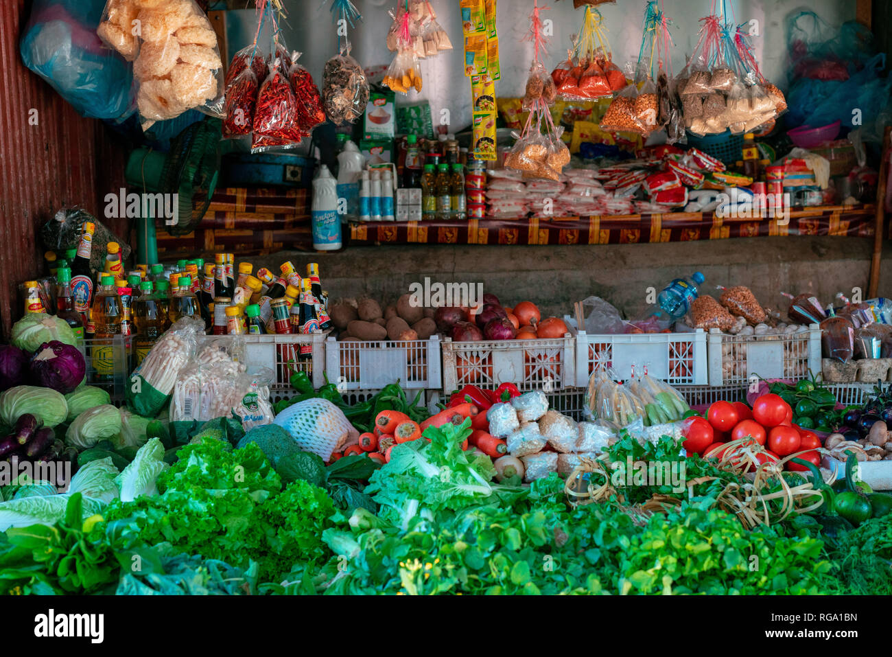 Almacén de un proveedor en la comida de Luang Prabang markten en Laos. Las verduras y frutas frescas a elección y otros ingredientes . Foto de stock