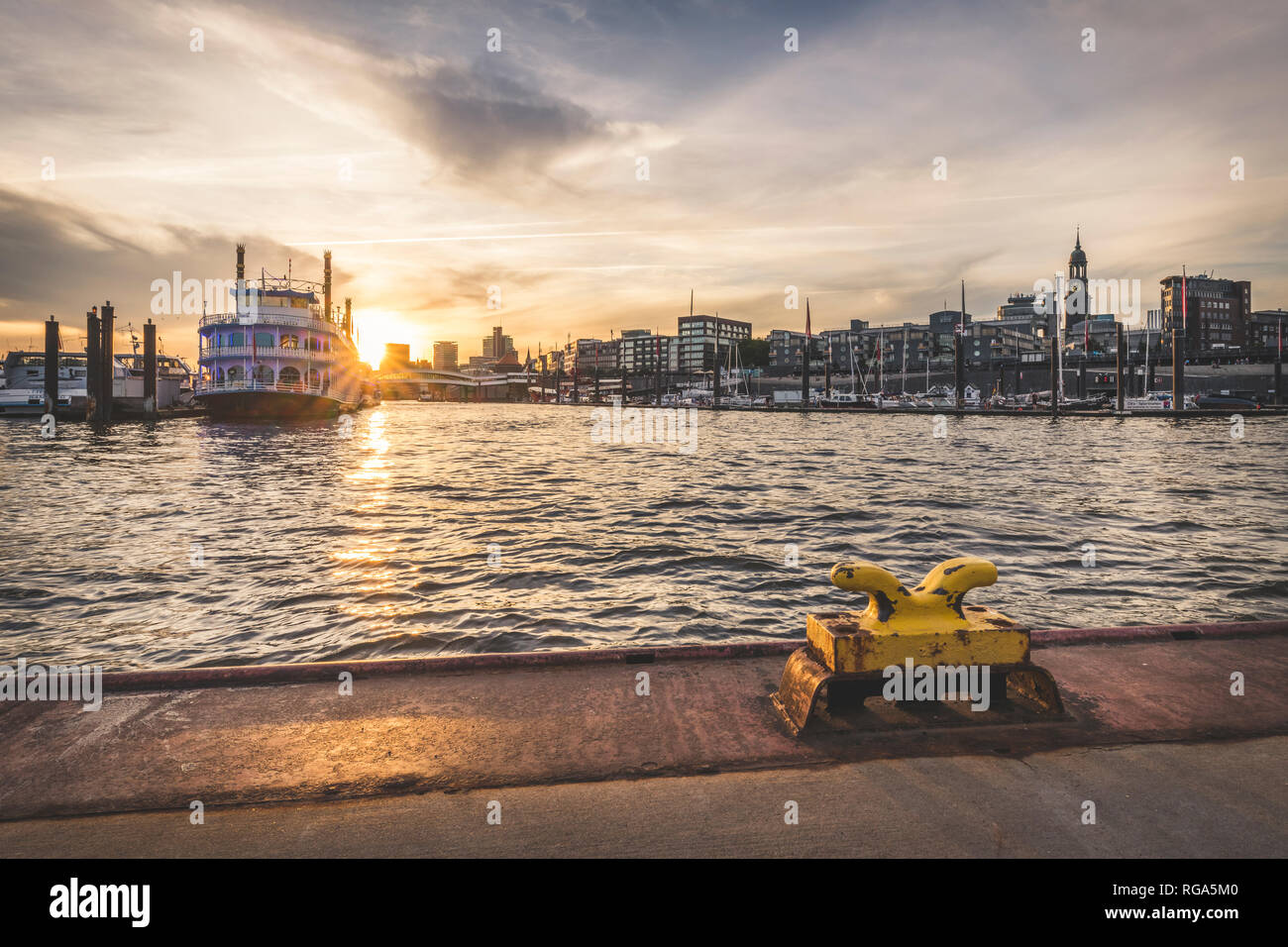 Alemania, Hamburgo, Hafencity, Sandtorhoeft Sporthafen, vista a la ciudad al amanecer. Foto de stock