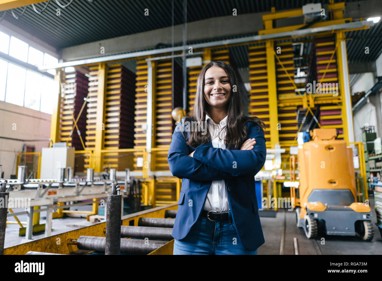 Seguros de Mujer de pie en el centro de logística, con los brazos cruzados Foto de stock