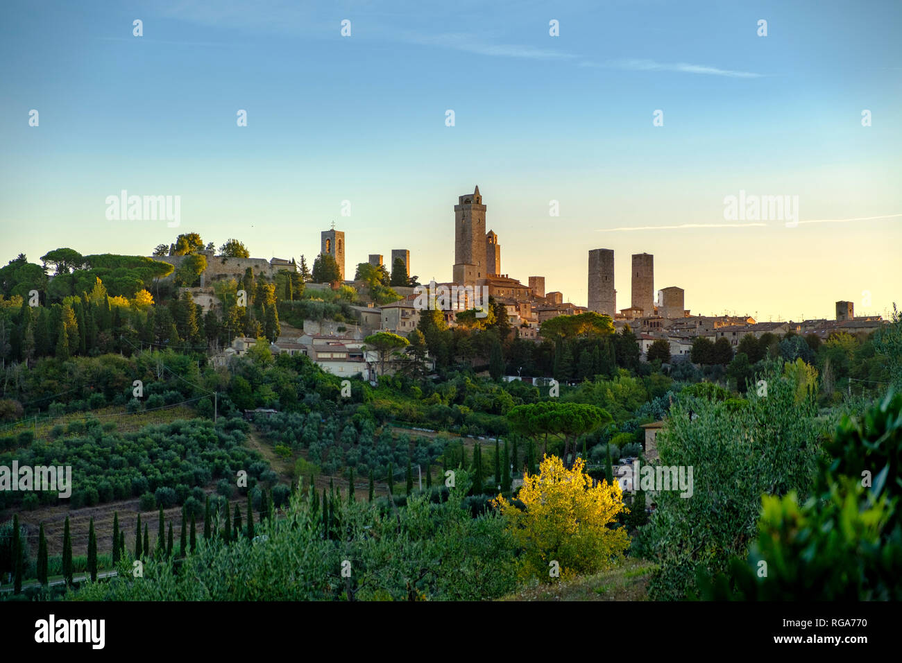 Italia, Toscana, San Gimignano, cityview con torres de género a la luz de la mañana Foto de stock