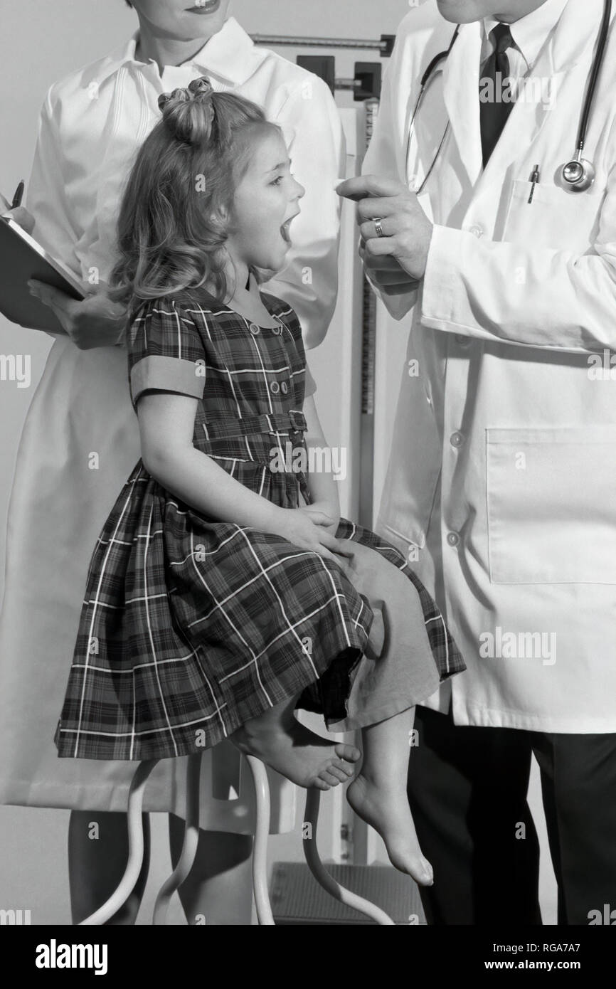 Principios de la administración de la vacuna antipoliomielítica a un niño 1950 Foto de stock