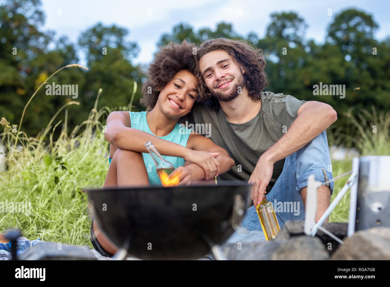 Feliz pareja tener una barbacoa en la naturaleza Foto de stock