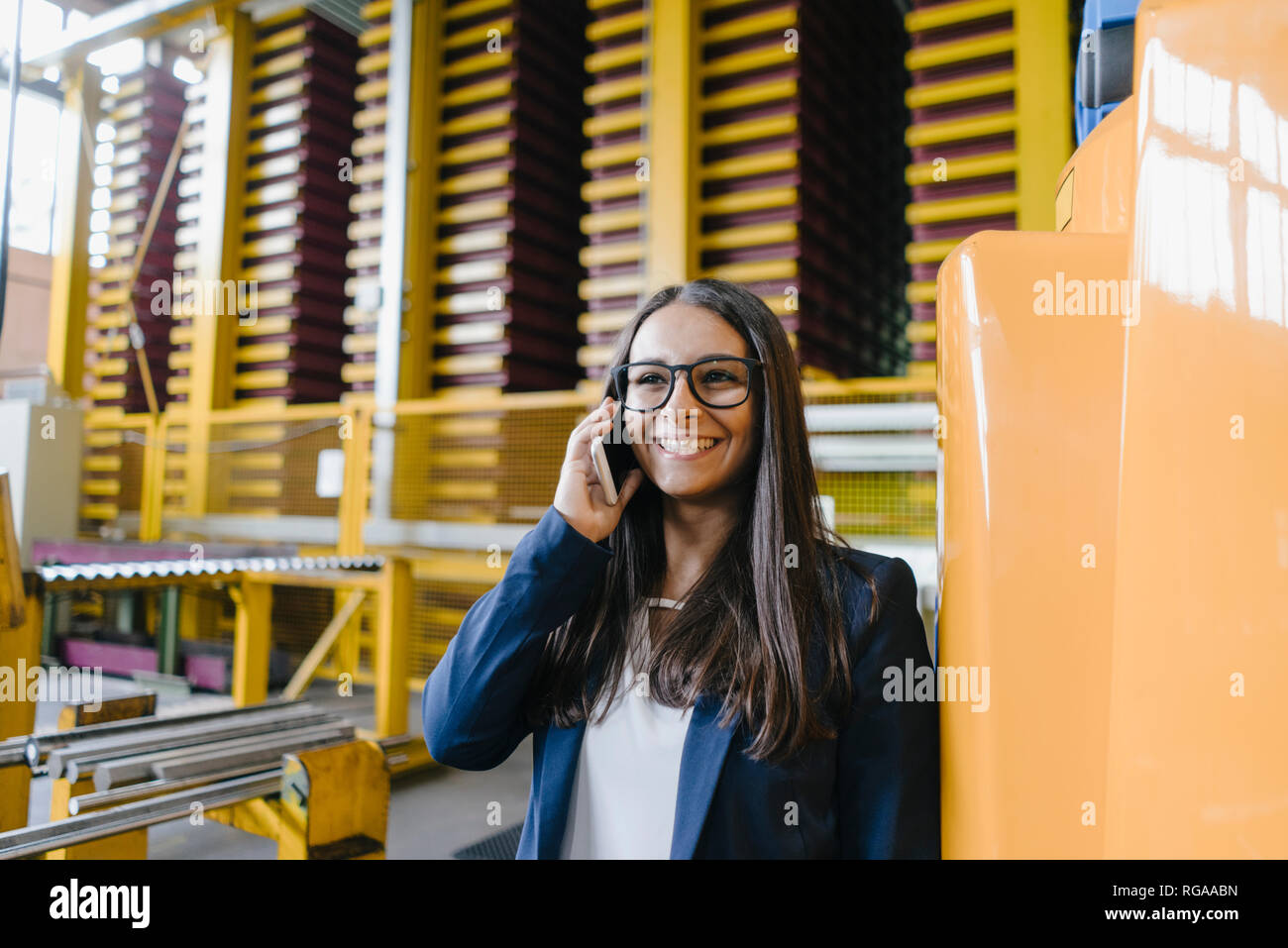 Joven que trabaja en el almacén de distribución, hablar por teléfono Foto de stock