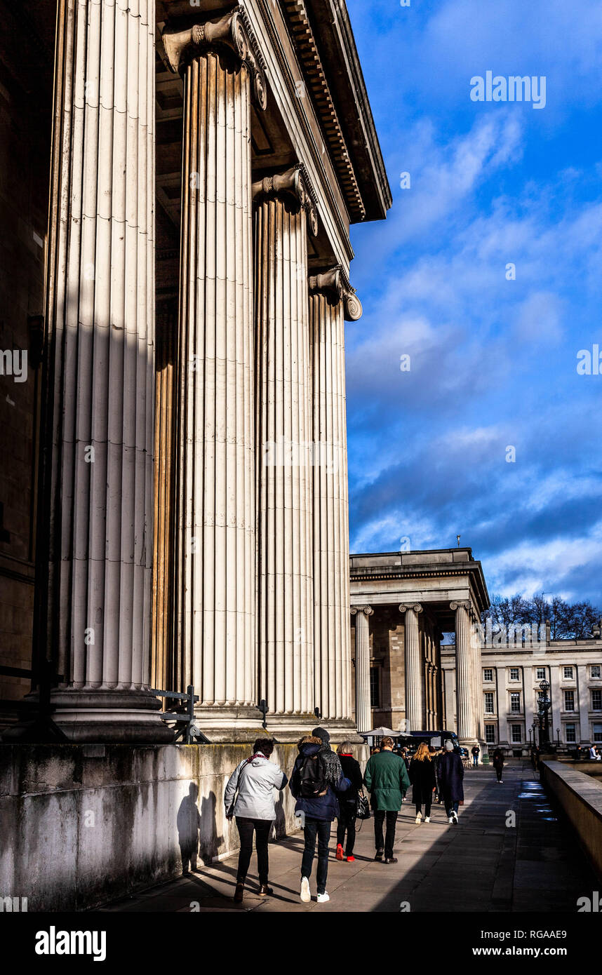 Las columnas exteriores en el British Museum de Londres, Inglaterra, Reino Unido. Foto de stock