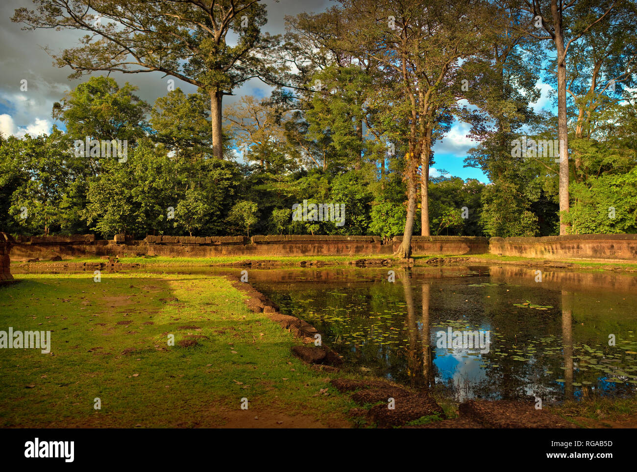 Estanque en Preah Khan. Foto de stock