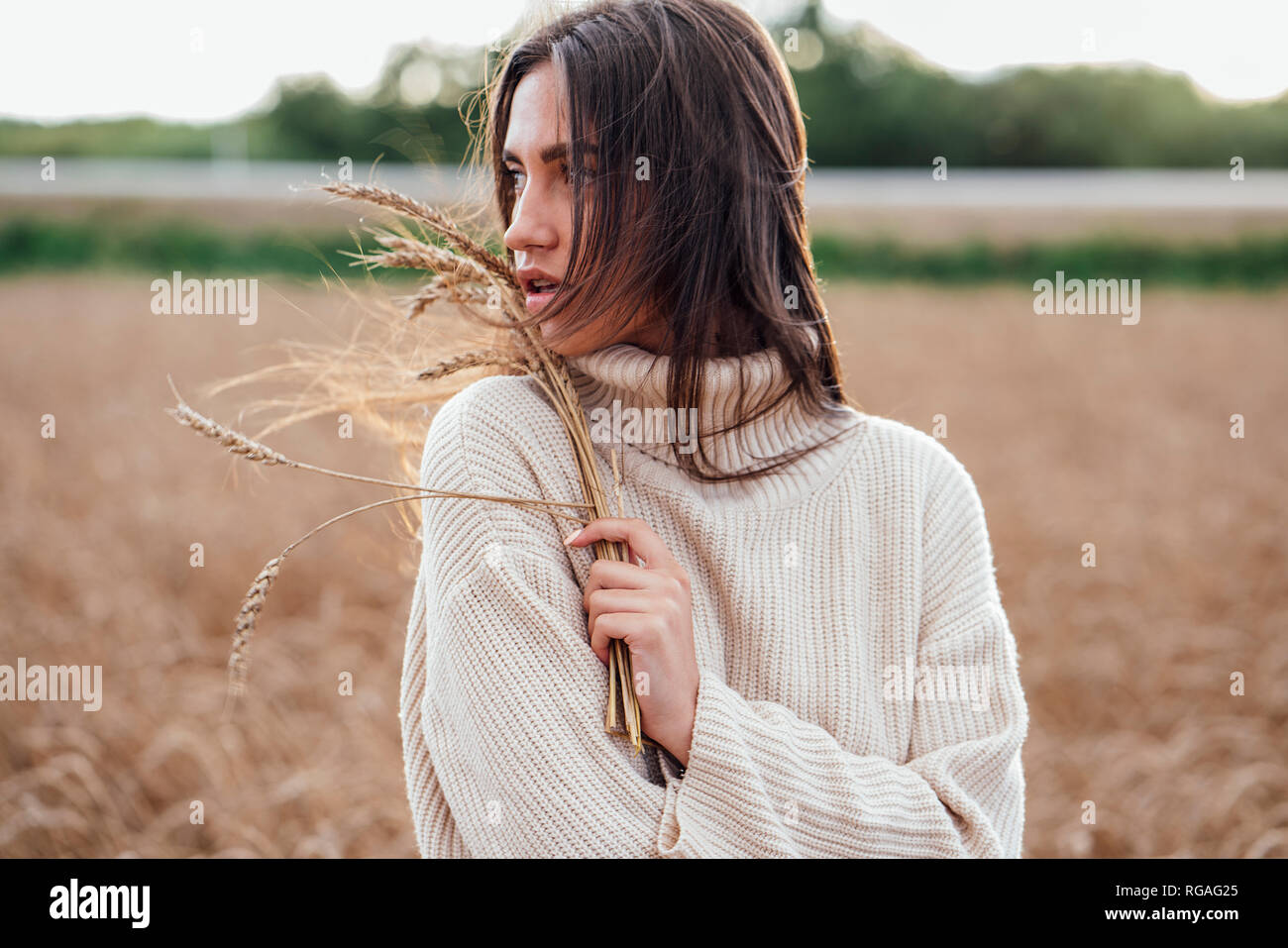 Retrato de mujer joven con orejas vistiendo sobredimensionado suéter cuello tortuga Foto de stock