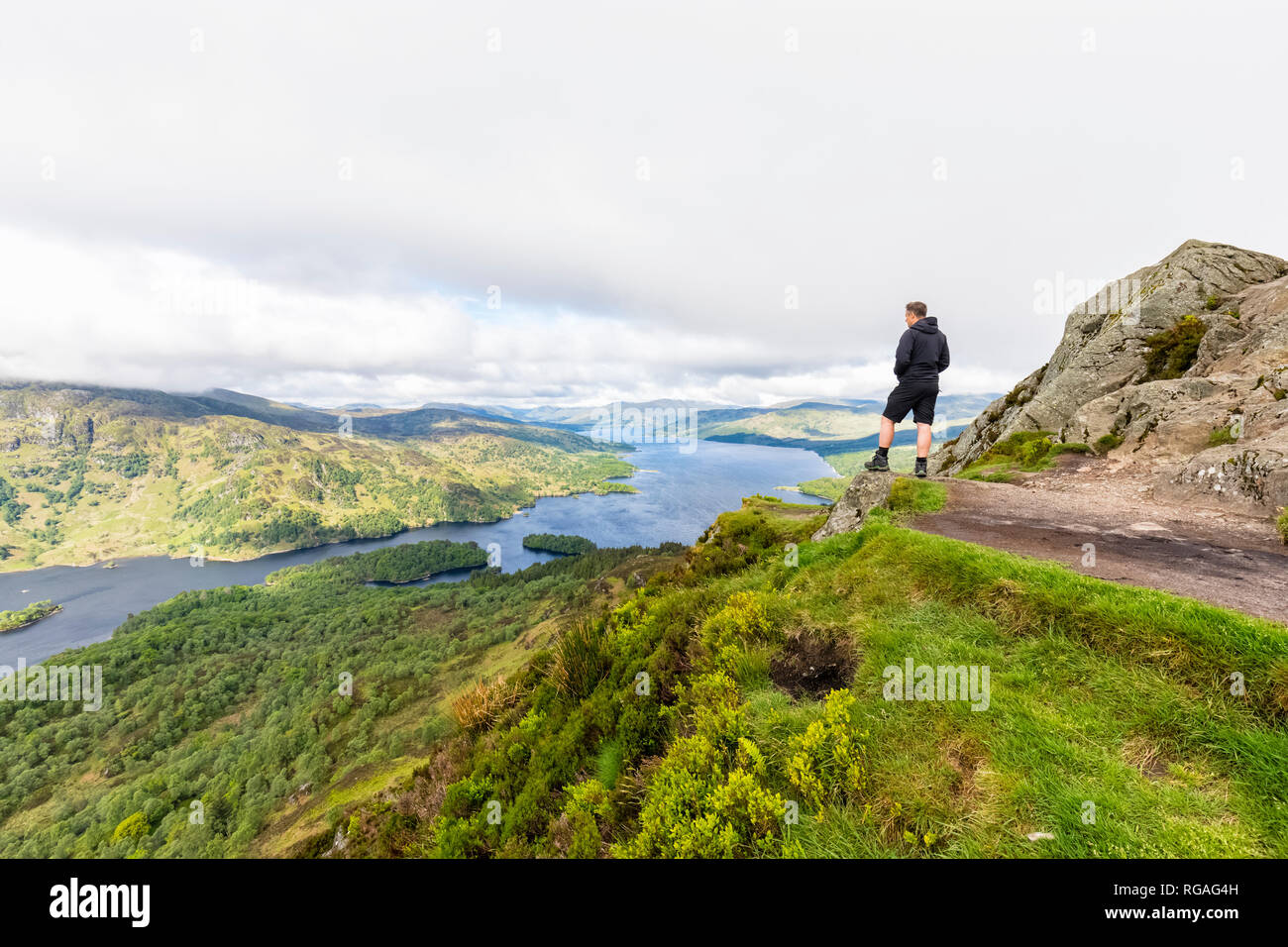 Reino Unido, Escocia, Highland, Trossachs, turismo en busca de la montaña Ben A'an al Loch Katrine Foto de stock