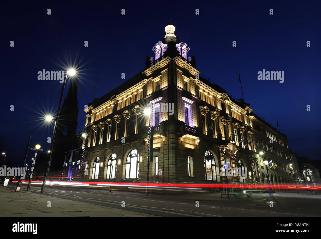 El exterior de las oficinas del Consejo de Perth por noche Perthshire Escocia Enero 2019 Foto de stock