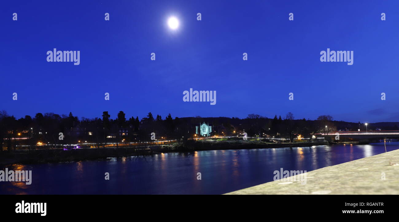 Luna sobre río Tay Perth Scotland Enero 2019 Foto de stock