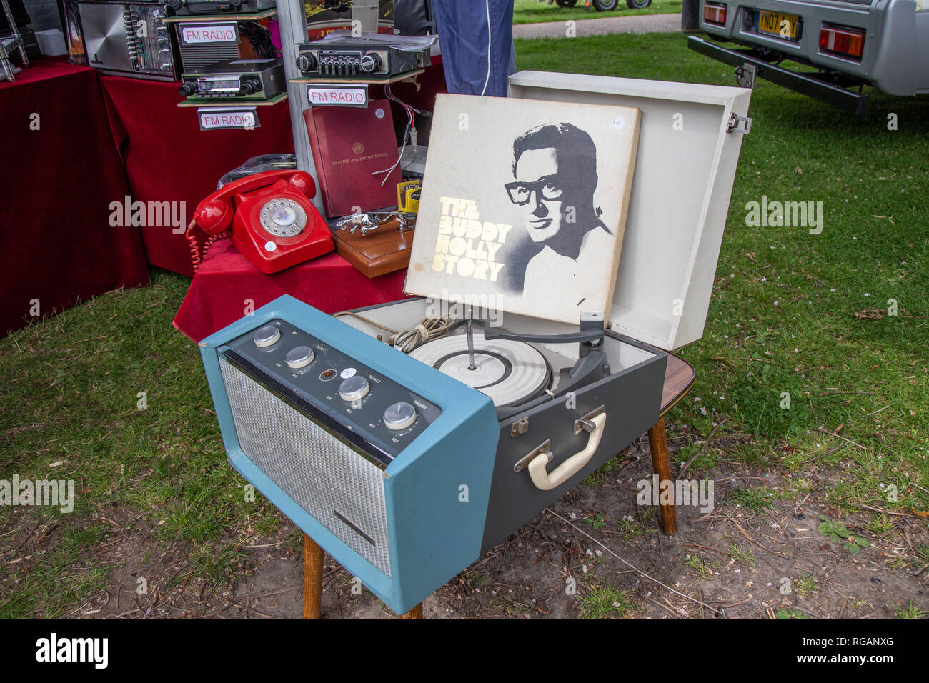 Enfield, Middlesex, Reino Unido - 24 de mayo de 2015 vintage: viejo tocadiscos parado sobre una pequeña mesa. La tapa está abierta y un registro de Buddy Holly Story es apoyado Foto de stock