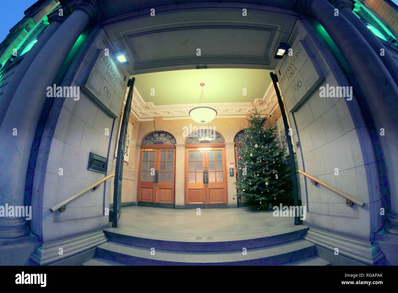 Entrada desde la calle con árbol de Navidad Freemasons Hall 96 George St, Edinburgh EH2 3DH Foto de stock