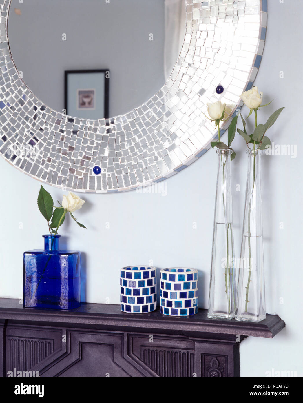 Azulejos de mosaico de espejo sobre el frasco de cristal azul y portavelas  mosaico Fotografía de stock - Alamy