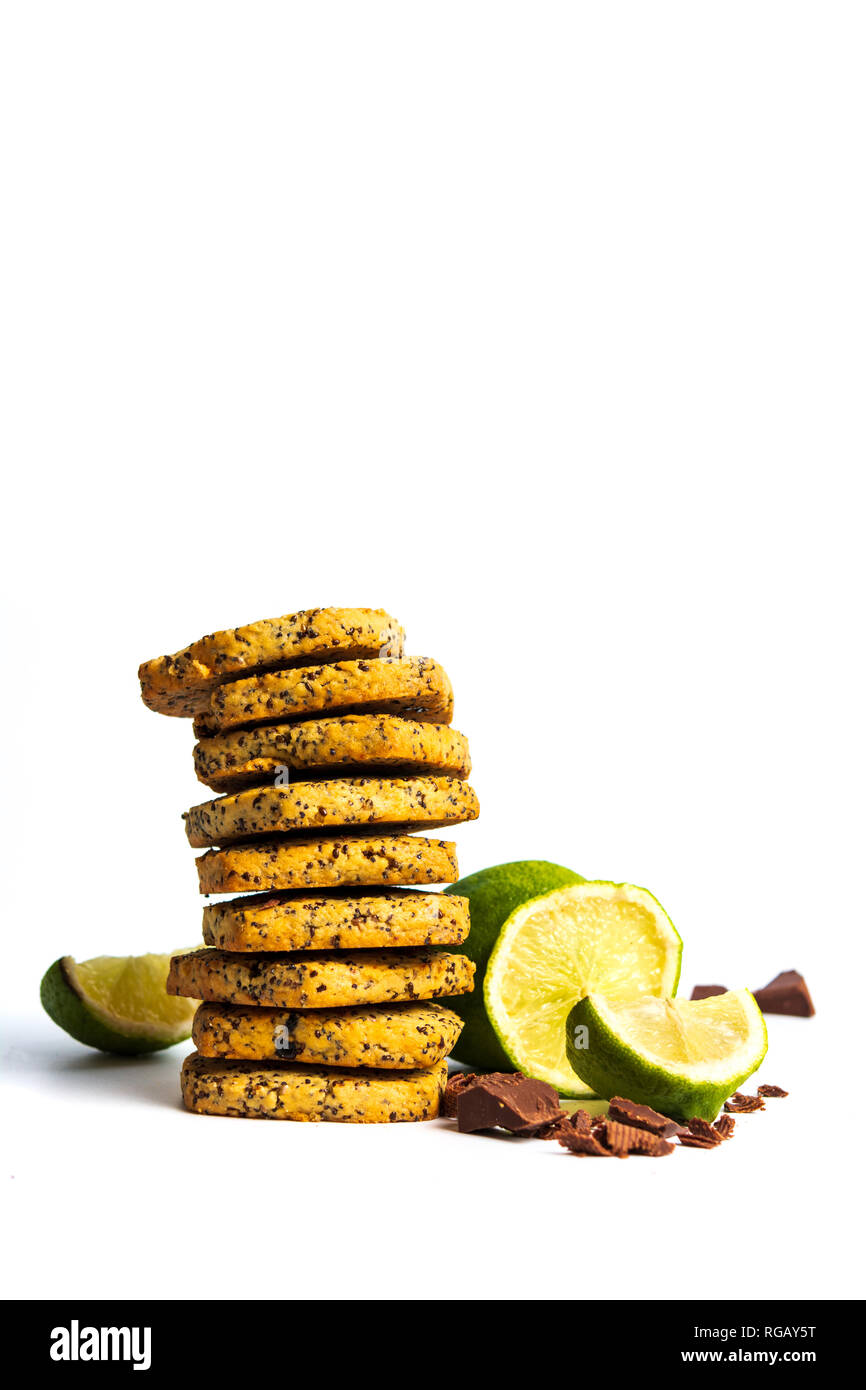 Galletas con semillas de chia sobre fondo blanco. Foto de stock