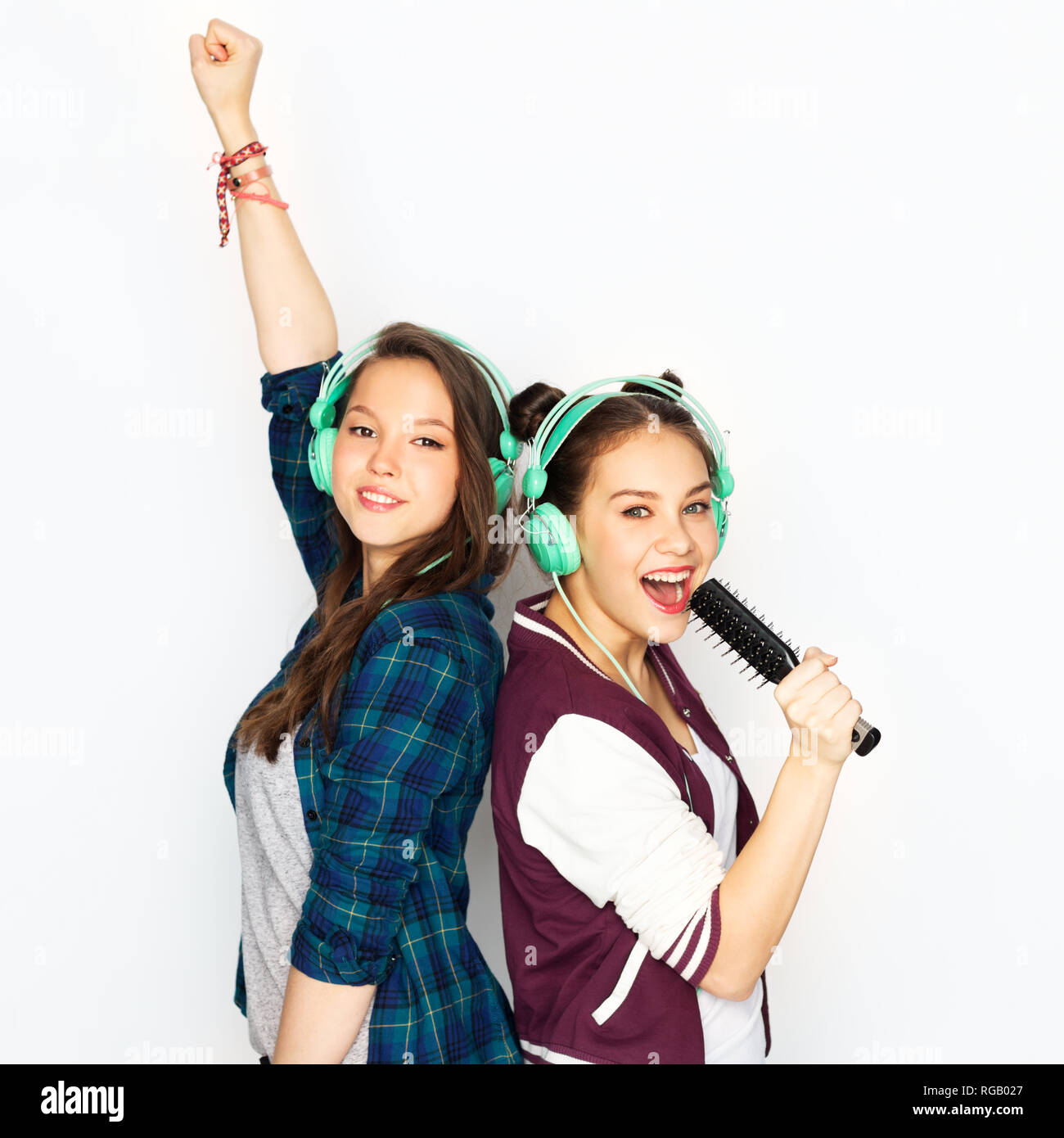 Las muchachas adolescentes de auriculares para escuchar música Fotografía  de stock - Alamy
