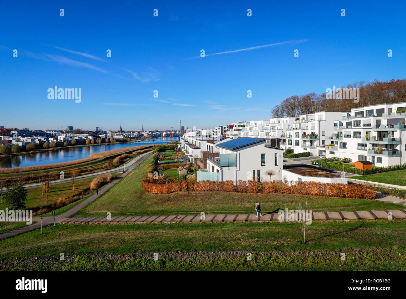 Dortmund, Renania del Norte-Westfalia, área de Ruhr, Alemania - El nuevo desarrollo de la vivienda en el lago, el lago Phoenix Phoenix es un lago creado artificialmente en el fo Foto de stock