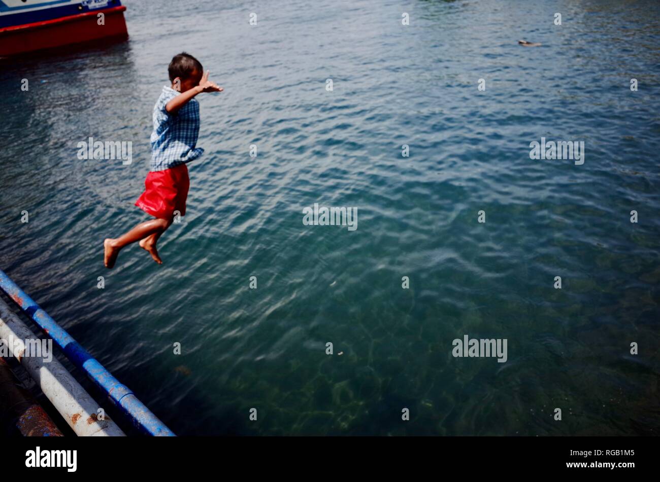 Retrato de niño indonesio jugando Foto de stock