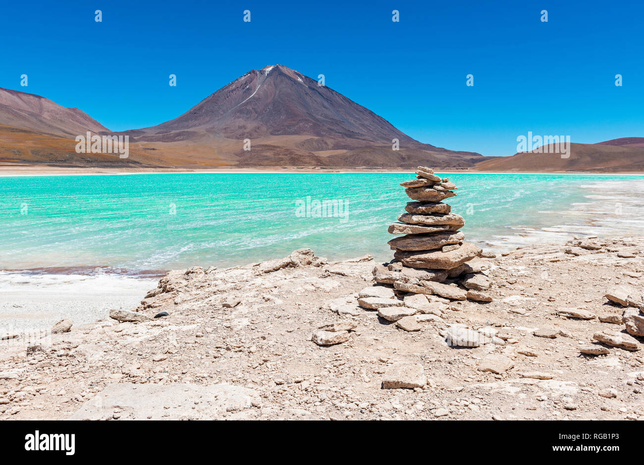 La Laguna Verde o Laguna Verde en el altiplano de Bolivia con el volcán Licancabur en el fondo cerca del Salar de Uyuni. Foto de stock