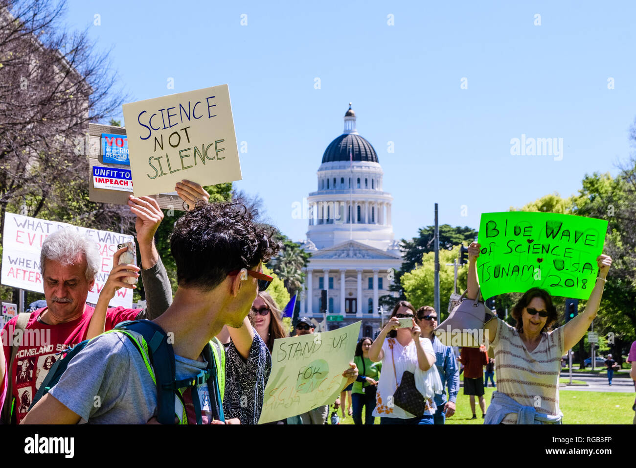 Abril 14, 2018 Sacramento / CA / EE.UU. - Los participantes a la marcha de la ciencia y el impuesto sobre la marcha Capitol Mall; California State Capitol buil Foto de stock