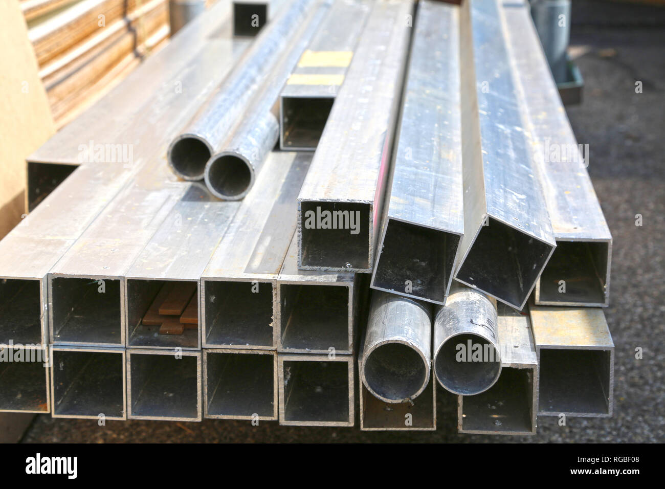 Redondos y cuadrados tubos de acero materiales de Fotografía de stock - Alamy