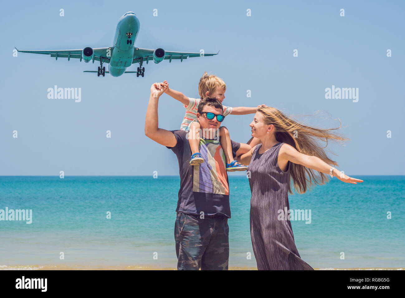 Familia Feliz En La Playa Y El Aterrizaje De Aviones Viajar Con Ninos Concepto Fotografia De Stock Alamy