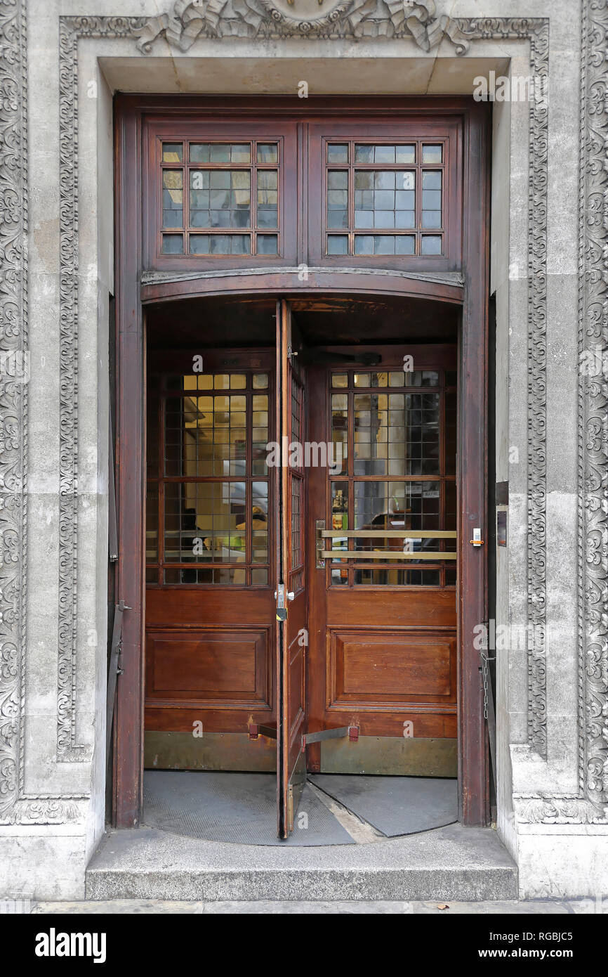 La puerta giratoria fotografías e imágenes de alta resolución - Página 3 -  Alamy