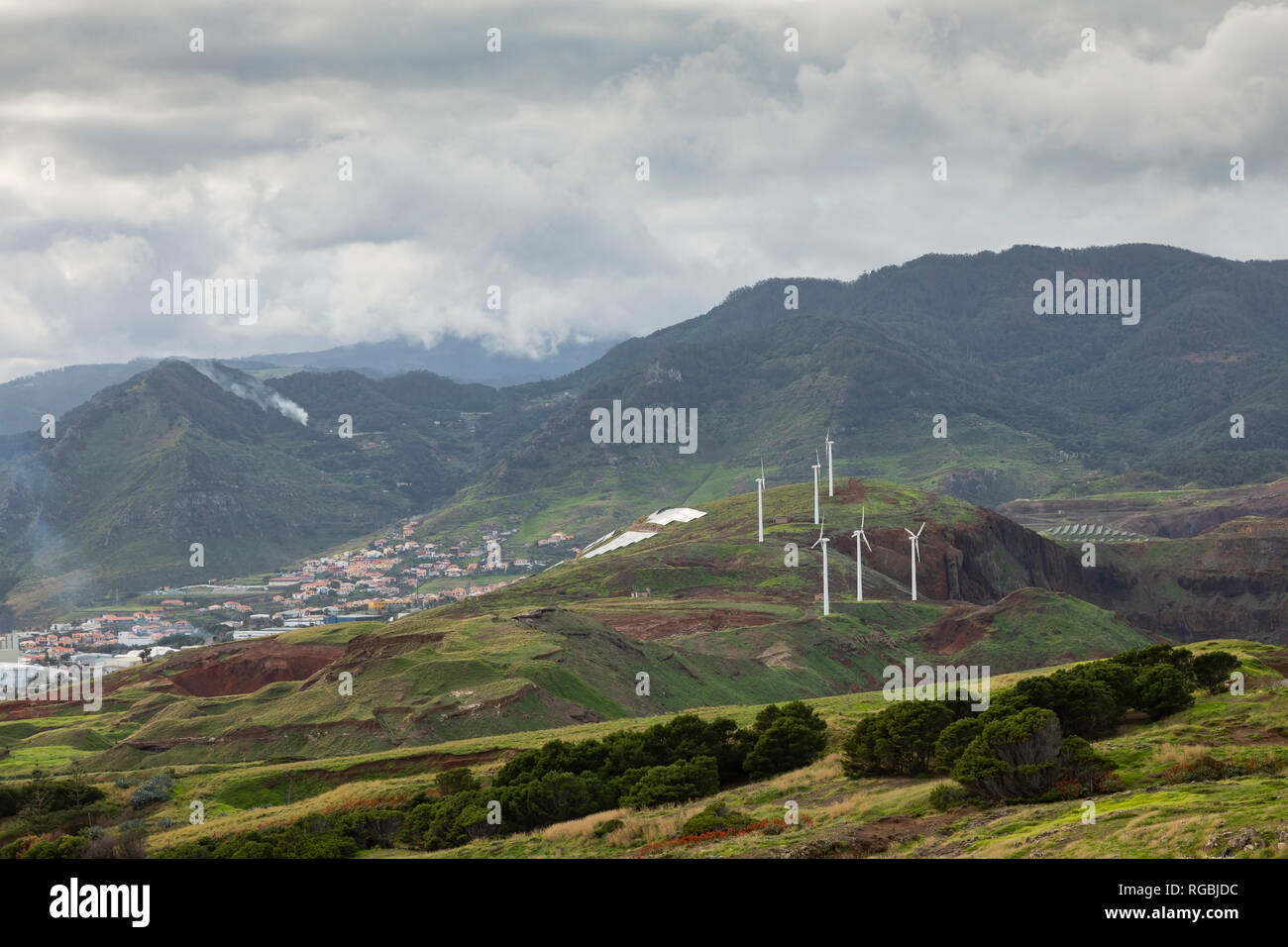 Una imagen tomada de un parque eólico de la zona volcánica de la Ponta do Rosto en la zona oriental de la península de Madeira, Portugal. Foto de stock
