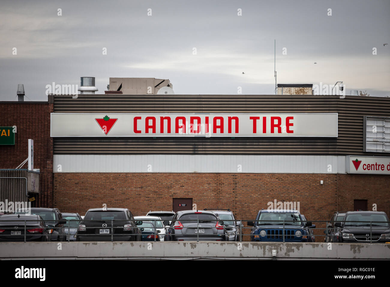 MONTREAL, Canadá - 9 de noviembre de 2018, el logotipo: Canadian Tire delante de una de sus tiendas en Montreal, Quebec. Neumático canadiense es un proveedor de hardware, Foto de stock