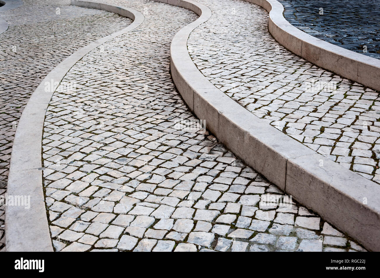 Detalle de la hermosa calzada portuguesa (calçada portuguesa) en la ciudad  de Lisboa, Portugal Fotografía de stock - Alamy