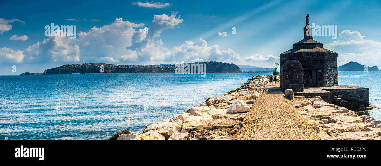 Italia, Campania, Phlegraean Island, la isla de Procida, vistas a la península italiana y el Golfo de Nápoles, panorama Foto de stock
