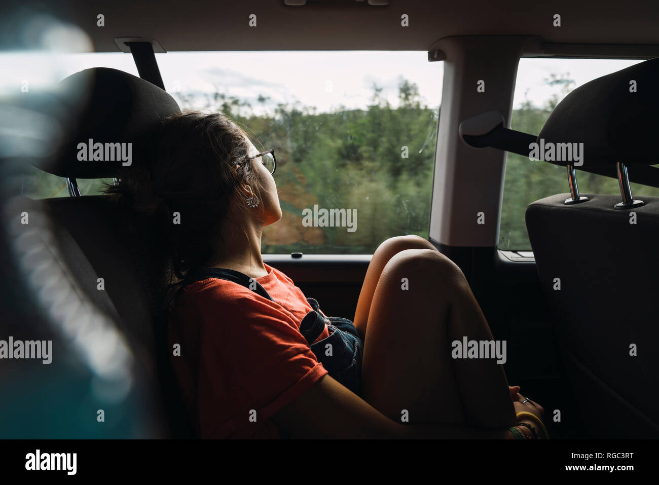 Mujer joven sentada asiento trasero van fotografías e imágenes de alta  resolución - Alamy